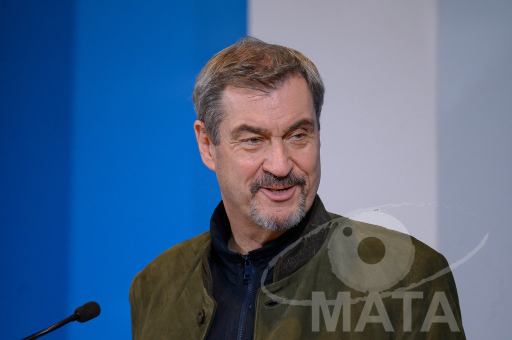 _DWI7693 | Bayerns Ministerpräsident Markus Söder (CSU) bei einer Pressekonferenz im Lokschuppen. Rosenheim, 02.12.2025 Bayern Deutschland - Realisiert mit Pictrs.com