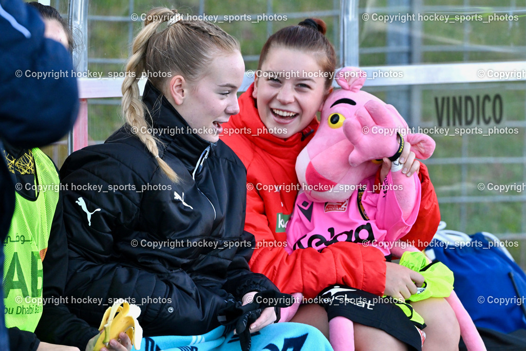 Liwodruck Carinthians Hornets vs. FK Austria Wien Frauen 19.11.2023 | #28 Patricia Bognar, #12 Larissa Lea Kassin, Maskottchen Carinthians Hornets Rosaroter Panther