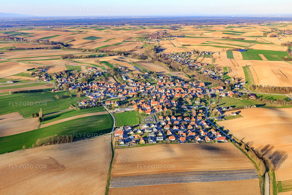 Aerial view: View of the town from the south in Trimbach in the state Bas-Rhin, France. – Photo: IMG_097826.jpg taken on 03/27/2017 by Werner Riehm/FLY-FOTO.com – Resolution of the original: 5472 x 3648 px