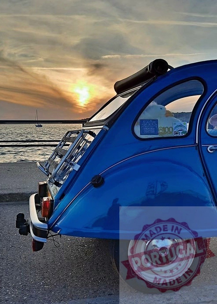 Blue Citroën 2CV parked near the sea at sunset | Classic blue Citroën 2CV parked near the sea with a beautiful sunset in the background - Realisiert mit Pictrs.com