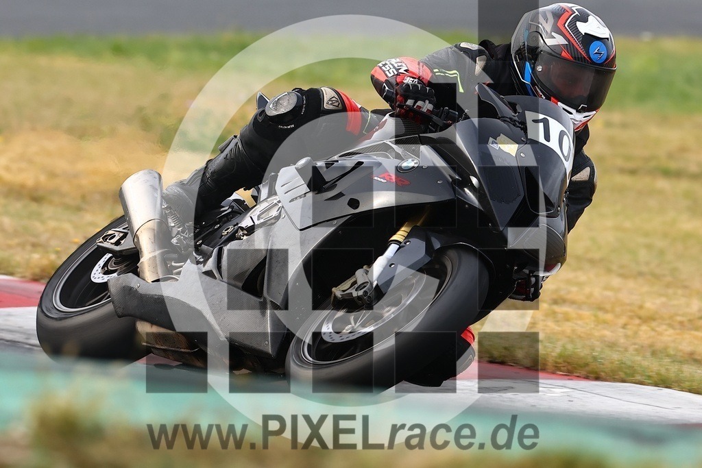 0107-20240913_04166 | Schöne Erinnerungen an spannende Momente - das festzuhalten ist unser Job. PIXELrace.de ist seit 2003 auf den Rennstrecken Europas unterwegs um die Action draußen beim Fahren und die wunderbare Stimmung imm Fahrerlager für euch einzufangen.