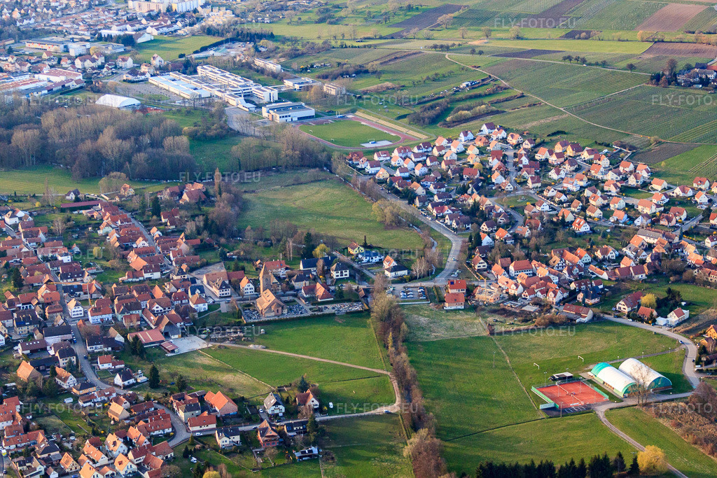 Vue aérienne: Vue de la ville depuis le sud-est à le quartier Altenstadt in Wissembourg dans le département Bas Rhin, France – .Photo: IMG_38794.jpg prise le 20/03/2011 par Werner Riehm/FLY-FOTO.eu – Résolution de l'original: 4752 x 3168 px