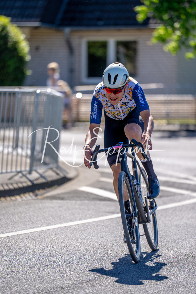 Spurt in den Mai 2026 - Großer Preis der Sparkasse Neuss | Annual one-day road cycling race "Großer Preis der Sparkasse Neuss" held in Büttgen, Germany, organized by VfR Büttgen 1912 e.V. The event features multiple races across all age categories from U11 youth to Elite men. - Realisiert mit Pictrs.com