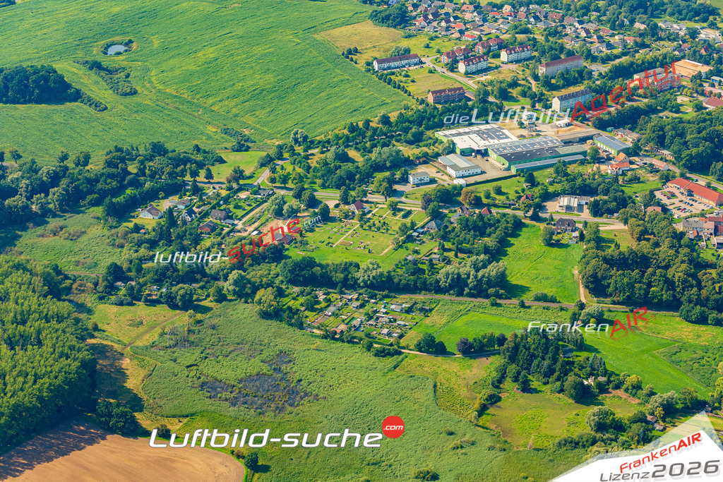 Neue Luftbildaufnahme der Stadt Brüel - Das Luftbild wurde 2025 vom UL-Flugzeug heraus erstellt ( keine Drohnenaufnahme ) - Hochauflösende Luftaufnahme - für Wandbilder und großformatige Ausdrucke geeignet. Das besondere Geschenk!Hier alle&nbsp;Infos zur Lizenzierung der LuftaufnahmeWir fliegen auch dieses Jahr wieder in Ihre Region um Luftbilder zu erstellen.- Luftbild anfragen