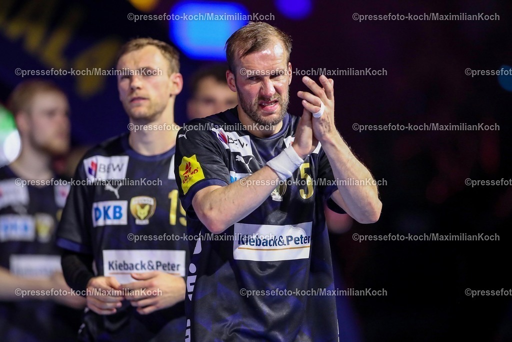 KoeEHF15062502106 | 15.06.2025, Handball, Finale TruckScout24 EHF FINAL4, LANXESS arena Köln, Füchse Berlin - SC Magdeburg: SC Magdeburg ist Champions League Sieger - Emotionen nach dem Spiel. Max Darj  (Fuechse Berlin #05) betritt enttäuscht nach der Niederlage das Spielfeld um die Silbermedaille abzuholen. Enttäuschung