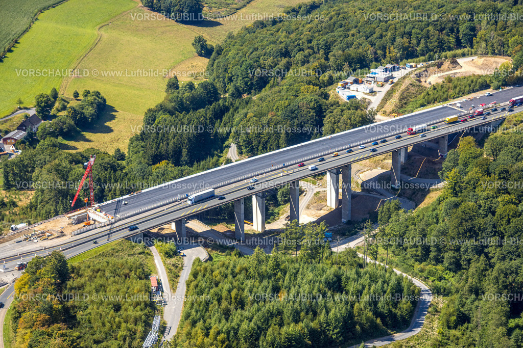 Luedenscheid250814214 | Luftbild, Großbaustelle an der Talbrücke Sterbecke der Autobahn A45, neuer Straßenbelag, Anschlussstelle Lüdenscheid-Nord, Heedfeld, Schalksmühle, Sauerland, Nordrhein-Westfalen, Deutschland