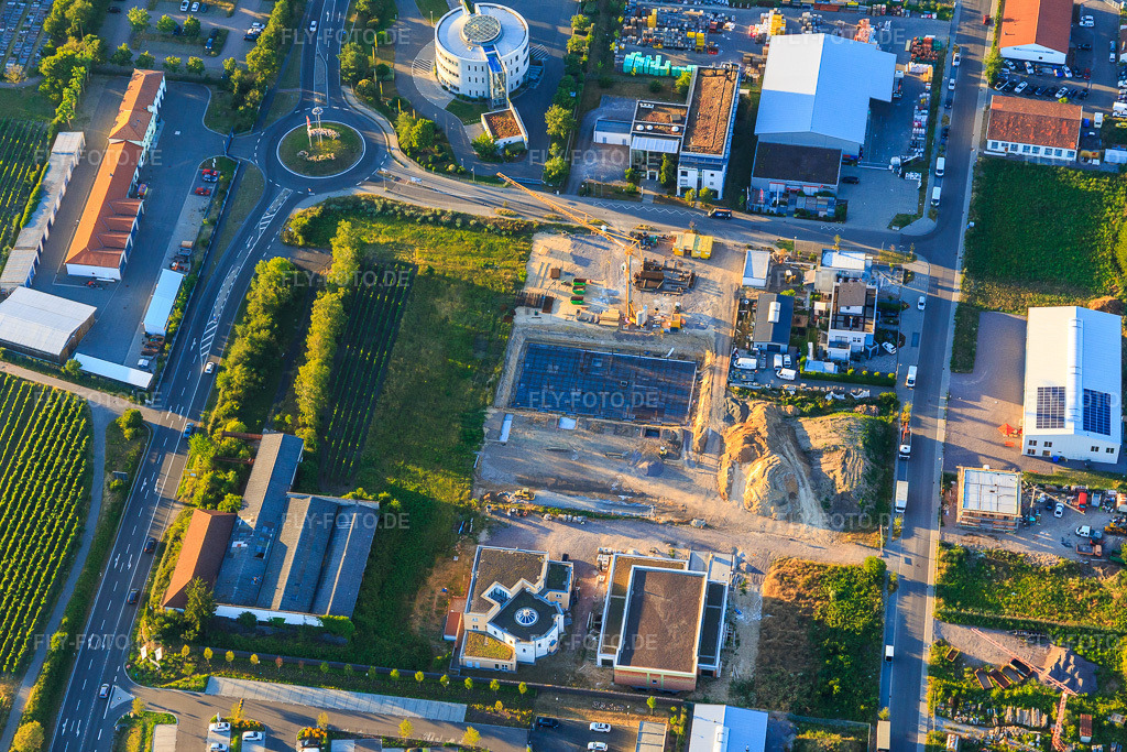 Luftbild: Baustelle für das SYNLAB MVZ, Moschee der Türkisch Islamische Gemeinde zu Neustadt a.d.Weinstraße e.V. und Europahalle in Neustadt an der Weinstraße im Bundesland Rheinland-Pfalz in Deutschland. Foto: IMG_115640.jpg vom 29.06.2019 durch Werner Riehm/FLY-FOTO.deSYNLAB MVZ Neustadt