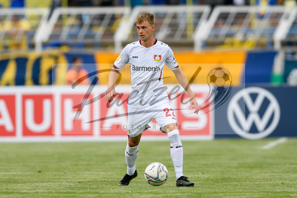 LLELEV20210807_115 | Fussball, Herren: Daley Sinkgraven (Bayer 04 Leverkusen) in Aktion, am Ball, Einzelaktion beim Spiel der 1. Runde im DFB-Pokal zwischen 1. FC Lokomotive Leipzig und Bayer 04 Leverkusen im Bruno-Plache-Stadion am 07.08.2021 in Leipzig, Deutschland.DFB / DFL REGULATIONS PROHIBIT ANY USE OF PHOTOGRAPHS AS IMAGE SEQUENCES AND/OR QUASI-VIDEO. - Realisiert mit Pictrs.com