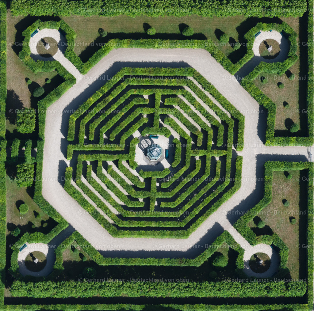 4030944 | HANNOVER 02.06.2020 Der Große Garten im Stadtteil Herrenhausen in Hannover im Bundesland Niedersachsen. Der Barockgarten an der Herrenhäuser Straße wurde im 17. Jahrhundert errichtet und besteht aus vielen Broderiemustern und der zentral gelegenen Glockenfontäne. // The big garden in the part of town of Herrenhausen in Hannover in the federal state Lower Saxony. The baroque garden in the mansions street was established in the 17th century and exists of many Broderie scrutinise and the centrally situated bell jet. Foto: Gerhard Launer