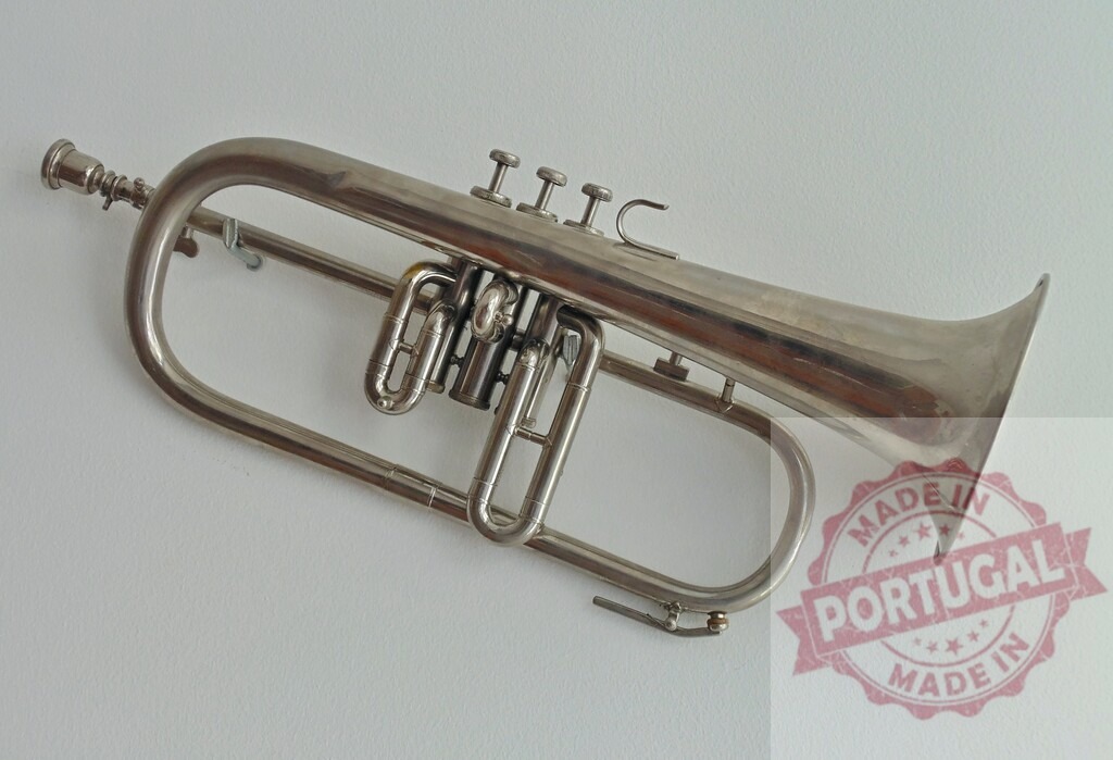 Silver flugelhorn lying on white background, waiting for musician | High-angle view of a silver flugelhorn resting on a plain white surface, ready to be played - Realisiert mit Pictrs.com