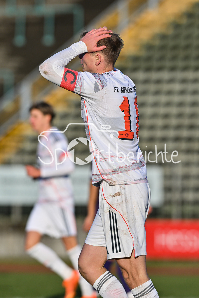 TSV Schwaben Augsburg - FC Bayern Amateure | AUGSBURG, GERMANY - 29. NOVEMBER: im Bild  Anton HEINZ (FC Bayern München II 10) / Einzelfoto / Freisteller beim Ligaspiel zwischen dem TSV Schwaben Augsburg und den Amateuren des FC Bayern am 20. Spieltag der Regionalliga Bayern im Rosenaustadion