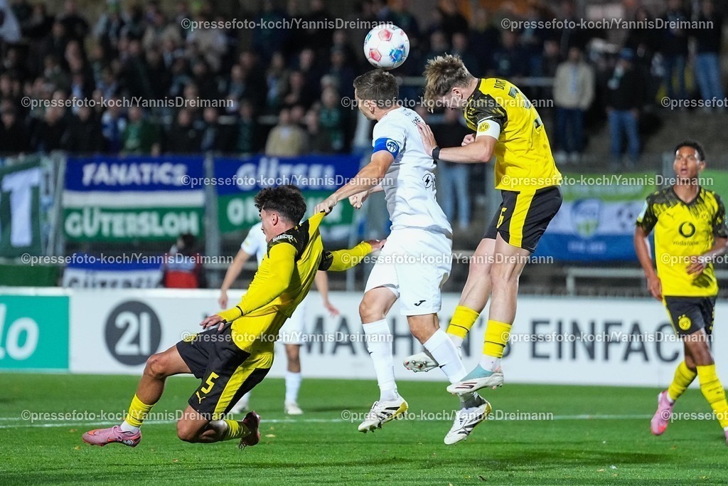 xydr16092501213 | 16.09.2025, xydrx, Fußball, Regionalliga West, Borussia Dortmund II - FC Gütersloh, Saison 2025 2026, Stadion Rote Erde: Antonio Foti (Borussia Dortmund II #5) und Tony Reitz (Borussia Dortmund II #36) im Zweikampf gegen Bjoern Rother (FC Gütersloh #6)