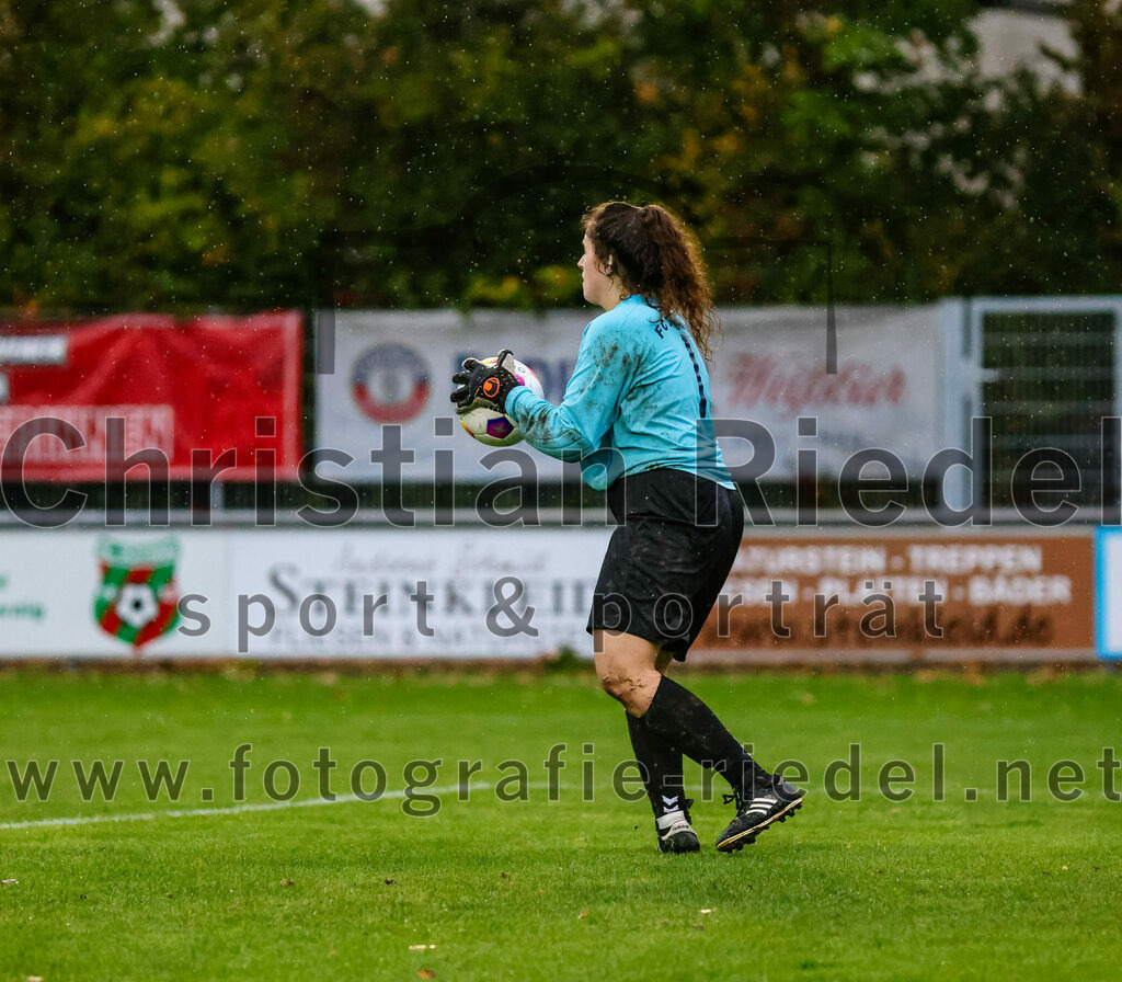 2023-10-14_089_FC_Schwaig_gegen_SV_Schechen | Oberding, Deutschland, 14.10.2023:
Fußball, Bezirksliga 2023 / 2024, 6. Spieltag, FC Schwaig gegen SV Schechen, Endergebnis: 4:3

Torfrau Sophie Zeilhofer (FC Schwaig, #1)

Foto: Christian Riedel / fotografie-riedel.net