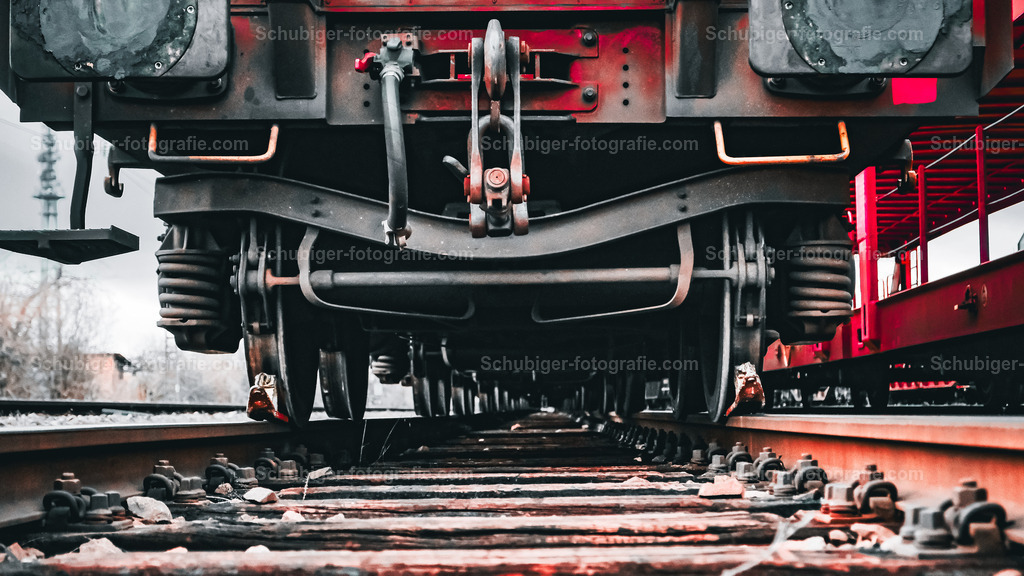 Güterzug | Güterzug von unten - Realisiert mit Pictrs.com