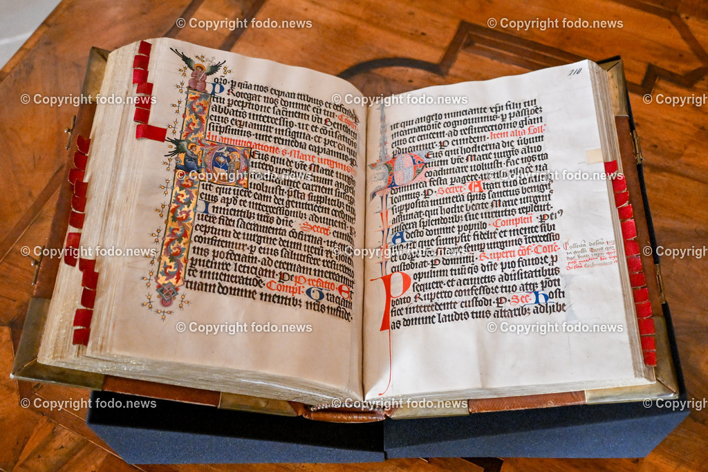 Stift St. Florian_ 08.08.023-19 | 08.08.2023, St. Florian, AUT, Augustiner Chorherrenstift St. Florian, im Bild Stiftsbibliothek St. Florian, Missale (Messbuch) um 1320 n.Chr.