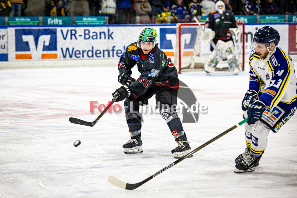 Peißenberg MINERS gegen EHC Waldkraiburg LÖWEN | Eishockey Bayernliga 2025/26 Pre-Playoff Spiel 2, Peißenberg MINERS gegen EHC Waldkraiburg LÖWEN, 20260201,Xaver SCHULER (MINERS 96) in Aktion,2026-02-01 in Peißenberg (flatbuy Arena Peißenberg), Xaver SCHULER (MINERS 96), Jakub SRAMEK (EHC Waldkraiburg 13)Copyright: WolfgangxLindner www.foto-lindner.de