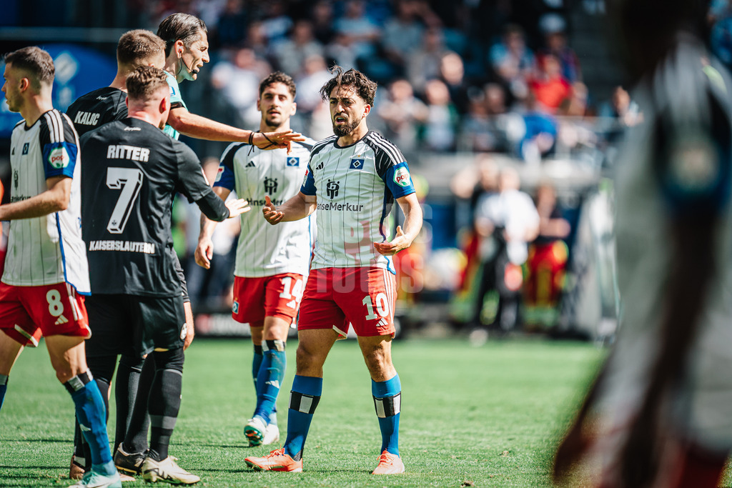 Fußball | Männer | Saison 2023/2024 | 2. Fußball-Bundesliga | 28. Spieltag | Hamburger SV vs. 1. FC Kaiserslautern | 06.04.2024 | wortgefecht zwischen Immanuel Pherai (#10, HSV) und Marlon Ritter (#7, 1. FC Kaiserslautern)