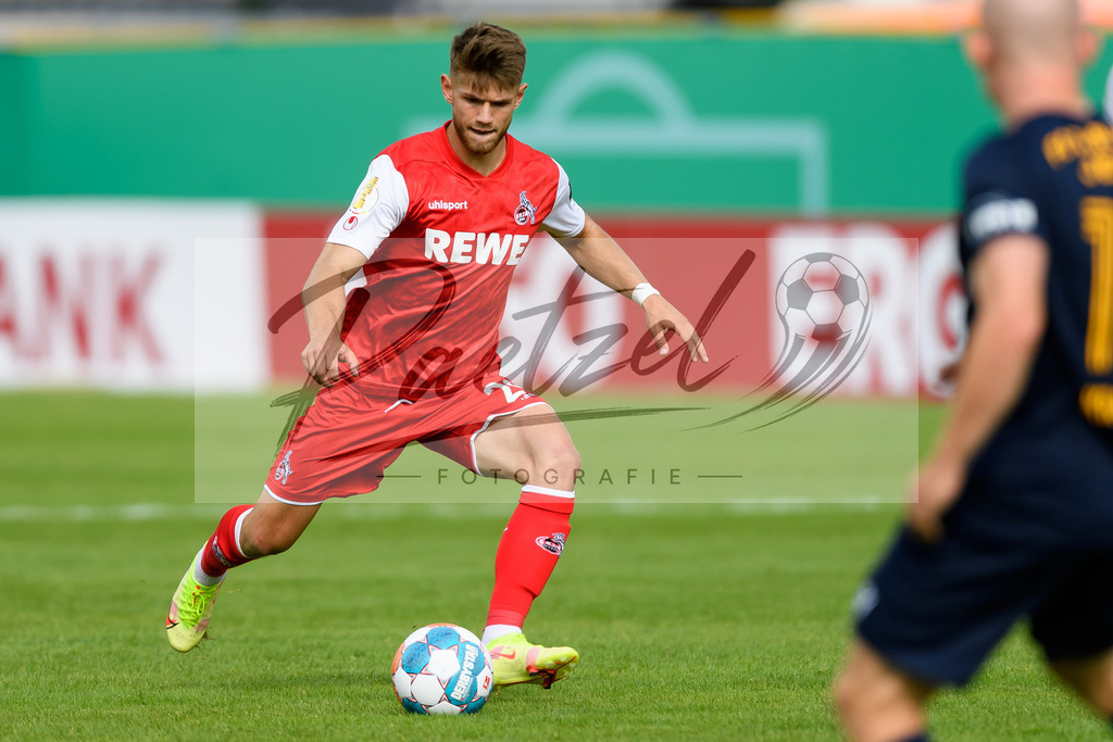 JENKOE20210808_210 | Fussball, Herren: Jan Thielmann (1. FC Koeln) in Aktion, am Ball, Einzelaktion beim Spiel der 1. Runde im DFB-Pokal zwischen FC Carl Zeiss Jena und 1. FC Koeln im Ernst-Abbe-Sportfeld am 08.08.2021 in Jena, Deutschland.DFB / DFL REGULATIONS PROHIBIT ANY USE OF PHOTOGRAPHS AS IMAGE SEQUENCES AND/OR QUASI-VIDEO. - Realisiert mit Pictrs.com