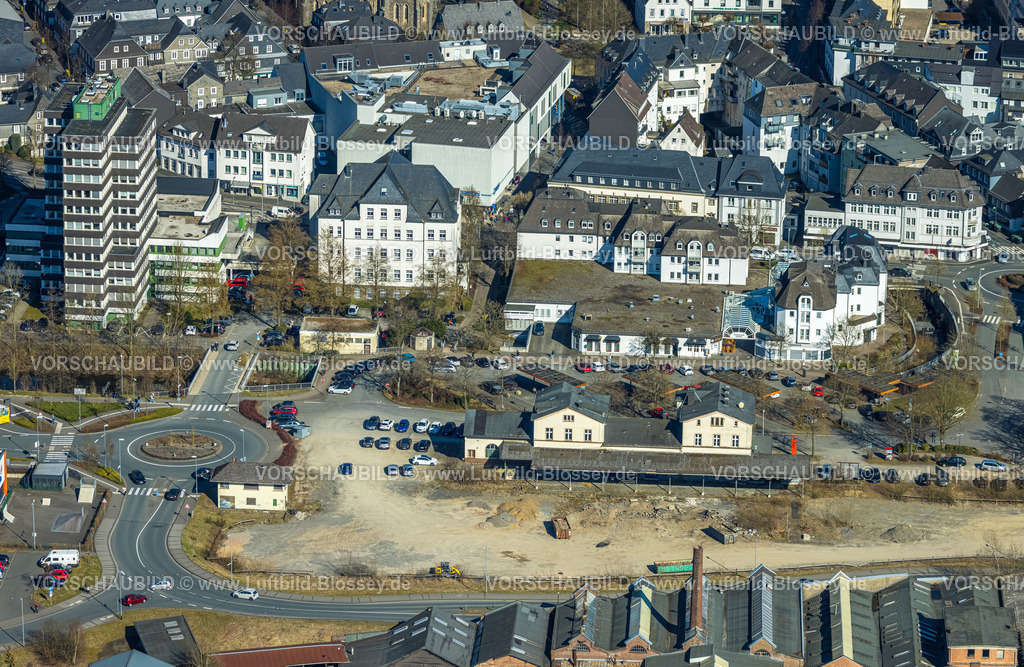 Olpe250307786Mitte | Luftbild, ehemaliger Bahnhof Olpe, links Rathaus Olpe, Am Bahnhof, Altes Lyzeum (Musikschule) und Einkaufszentrum, Kreisverkehr Stellwerkstraße, Olpe-Stadt, Olpe, Sauerland, Nordrhein-Westfalen, Deutschland