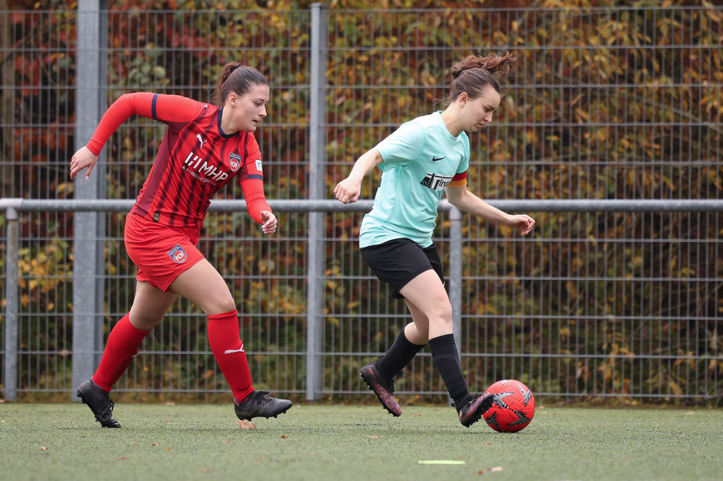 FCHWAS_251102_4668 | 1.FC Heidenheim 1846 II vs. SGM DJK-SV Wasseralfingen/Neuler, Fußball, Frauen, Bezirksliga, 2025/2026, 8. Spieltag, 02.11.2025 in Mergelstetten (Foto: Michael Bulling) - Realisiert mit Pictrs.com