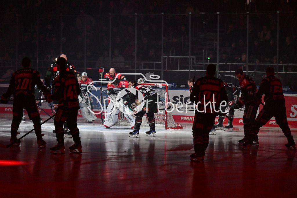 Augsburger Panther - Nürnberg Ice Tigers | Die Hausherren motivieren sich nochmal vor der Partie / DEL: Augsburger Panther - Nuernberg Ice Tigers, Curt Frenzel Stadion am 03.01.2025