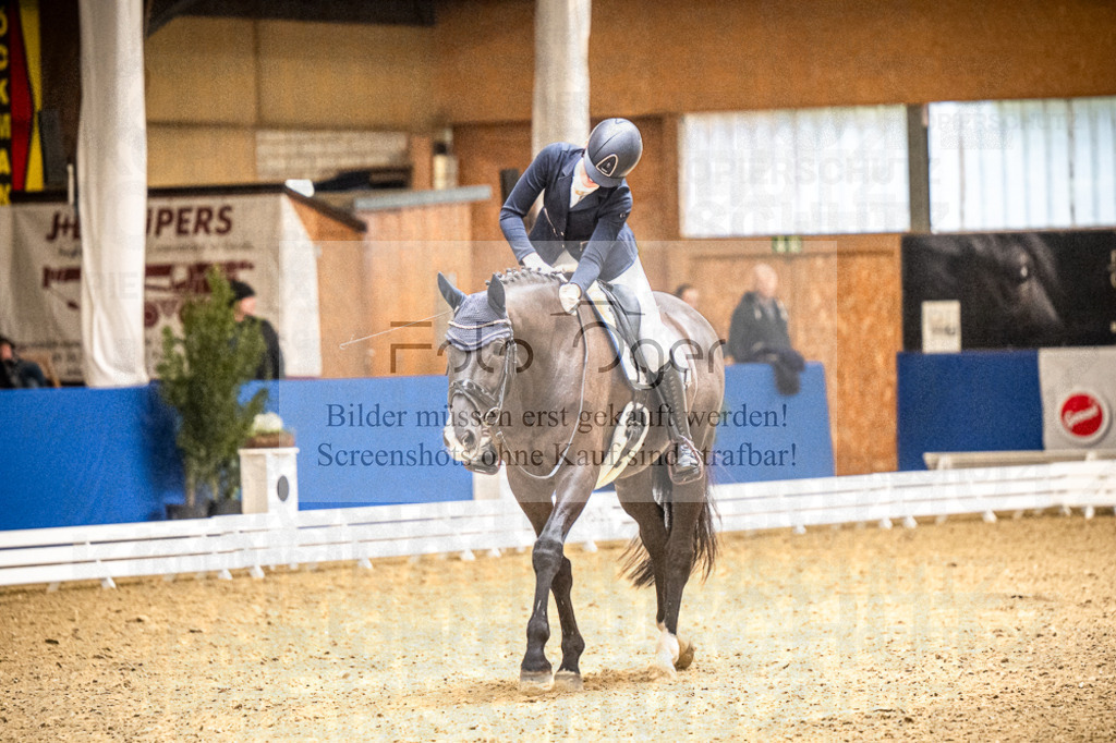 DOS_2864 | Entdecke hochwertige Reitturnierfotos von Foto Oger. Professionell, emotional und authentisch – jetzt Lieblingsmomente im Shop bestellen.Deutschlandweite Turnierfotografie. - Realisiert mit Pictrs.com