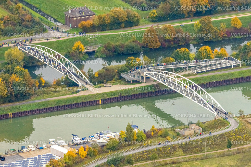 Hamm251000042Gersteinwerk | Luftbild, mit großem interesse verfolgten tausende Zuschauer die Sprengung des Gersteinwerk Schornsteins mit einer halben Stunde Verspätung. Der 282 Meter hohe RWE-Schornstein fiel exakt in das vorbereitete Schotterbeet. Stadtgrenze Werne, Hamm Nordrhein-Westfalen, Deutschland