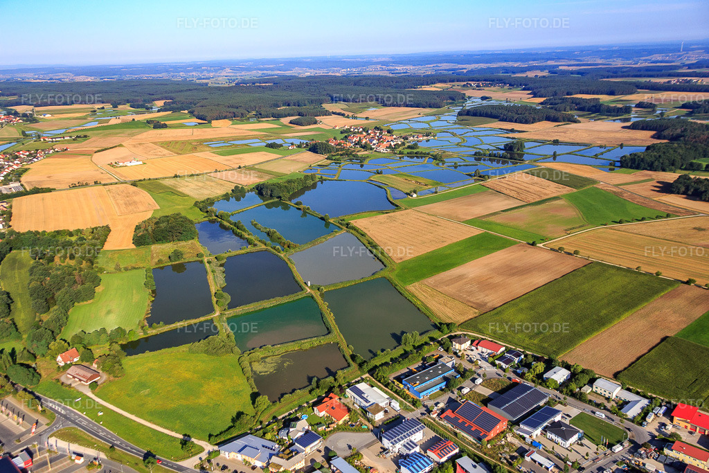 Luftbild: Fränkische Fischweiherlandschaft im Ortsteil Oberlindach in Weisendorf im Bundesland Bayern in Deutschland. Foto: IMG_092677.jpg vom 07.08.2016 durch Werner Riehm/FLY-FOTO.de
