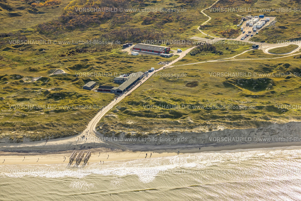 Aurich251105014Norderney | Luftbild, Weisse Düne Restaurant mit Außengastronomie, Touristen an Tischen und Stühlen, Parkplatz und Wanderwege, Kiosk Weisse Düne ist abgebaut, hügelige Wiesen und Wege mit Touristen am Strand, Norderney, Norddeutschland, Ostfriesland, Niedersachsen, Deutschland