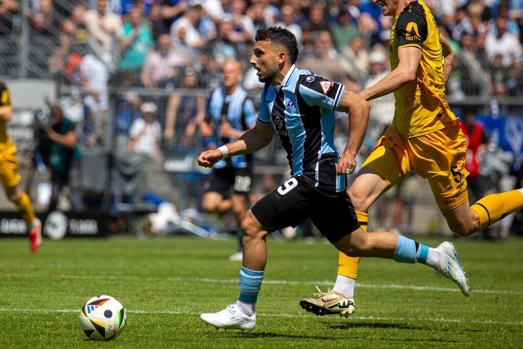 Fußball 3. Liga, Saison 2024/25, 37. Spieltag: Waldhof Mannheim gegen Dynamo Dresden***Dynamischer Antritt von Arianit Ferati (19, Mannheim) | Fußball 3. Liga, Saison 2024/25, 37. Spieltag: Waldhof Mannheim gegen Dynamo Dresden***Dynamischer Antritt von Arianit Ferati (19, Mannheim) - Realisiert mit Pictrs.com