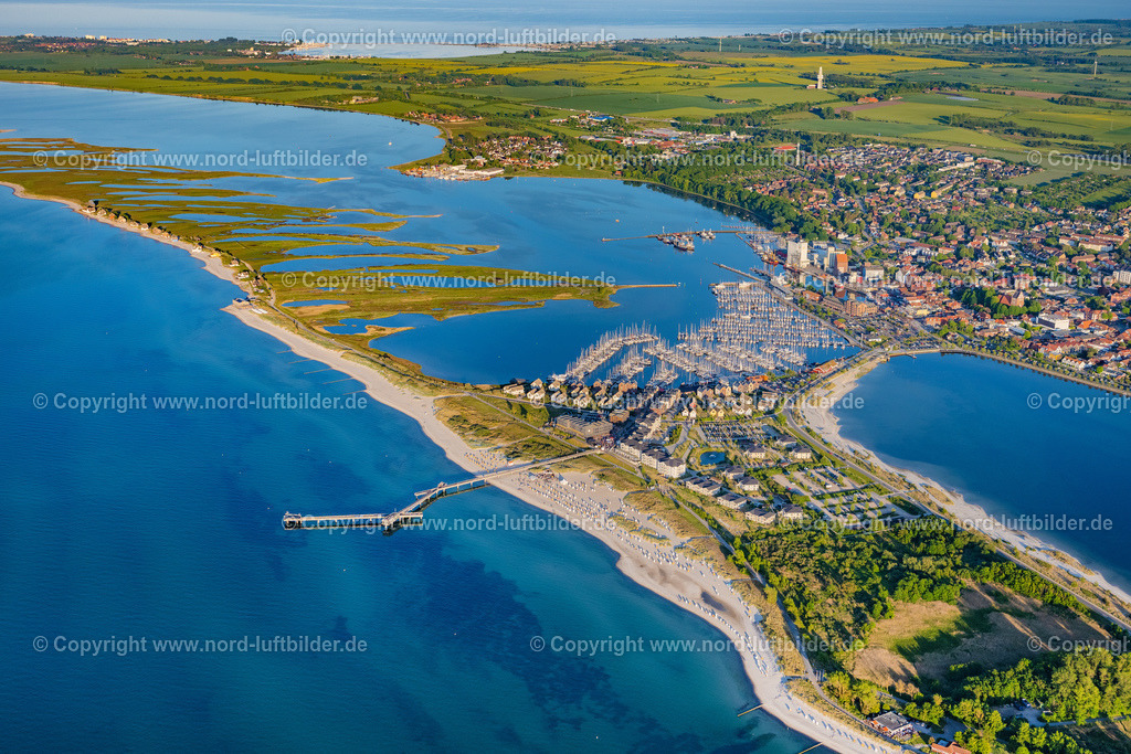 Heiligenhafen_ELS_9069030622 | HEILIGENHAFEN 03.06.2022 Ortsansicht der Straßen und Häuser Ferienanlage StranResort Seebrücke Heiligenhafen an der Ostsee- Küste im Bundesland Schleswig-Holstein. // City view of the streets and houses Ferienanlage StranResort pier Heiligenhafen on the Baltic Sea coast in the state of Schleswig-Holstein. Foto: Martin Elsen