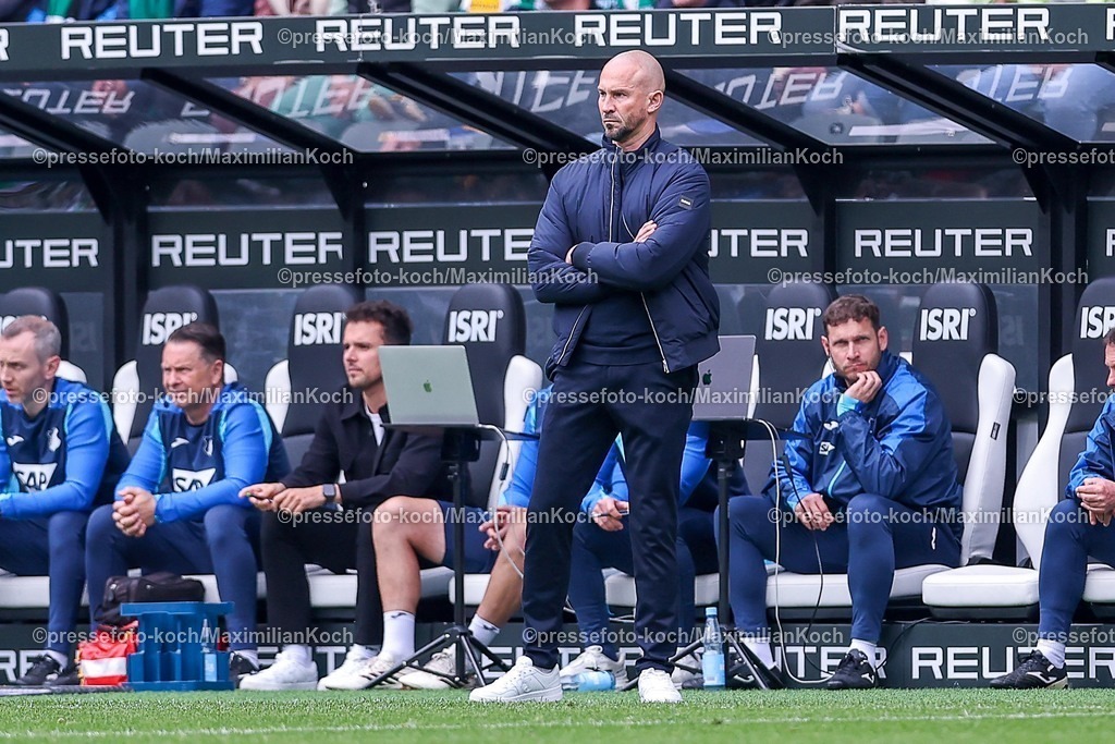 BMG16052601031 | 16.05.2026, Fußball, Borussia Mönchengladbach - TSG 1899 Hoffenheim, 1. Fußball Bundesliga, 34.Spieltag, Borussia-Park, Saison 2025 2026: Cheftrainer Christian Ilzer (TSG Hoffenheim #hc) enttäuscht Enttäuschung gestikulierend am Spielfeldrand   DFB regulations prohibit any use of photographs as image sequences and or quasi-video.