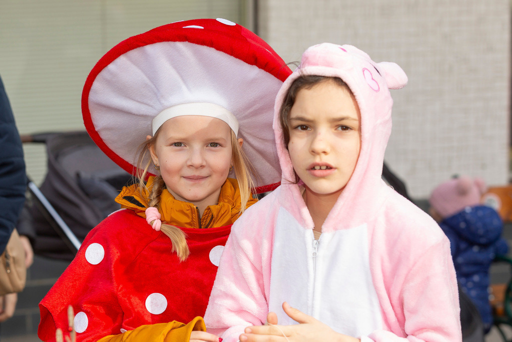 Umzug2025-042_9714 | Fotostrecke: FASCHINGSUMZUG 2025 in Loosdorf. 22 Masken(gruppen)-Teilnehmer: Loosdorfer Vereine, Wirtschaftstreibende, Gemeindeabordnungen sowie Kreditinstitute. rund 700 Besucher entlang der Hauptstrasse. Veranstaltungs-Sicherung durch Mannschaft der FF-Loosdorf mit schwerem Gerät. Maskenprämierung am EKZ-Platz durch Bgm. Thomas Vasku in den Kategorien: Bester Festwagen (Fa. gkonzept-Groissenberger; Beste Personengruppe-ASK-Loosdorf; Beste Einzelperson; Weiteste Anreise-FF Schollach;