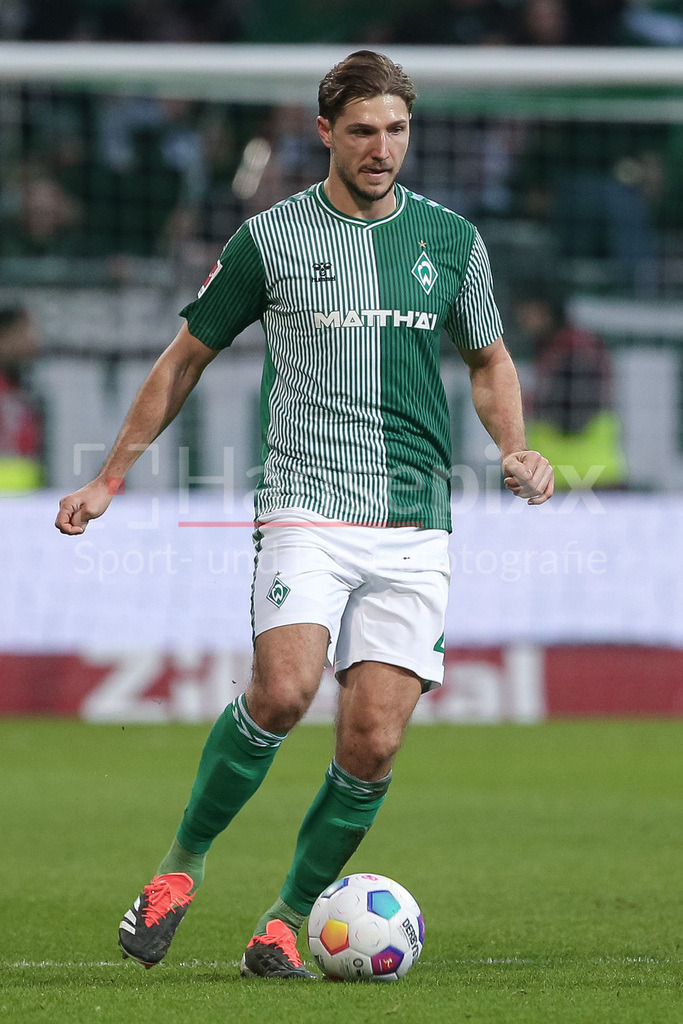 Fussball, Bundesliga, SV Werder Bremen - SC Freiburg | v.li.: Niklas Stark (SV Werder Bremen, 4) am Ball, Freisteller, Einzelbild, Ganzkörper, Aktion, Action, Spielszene, DIE DFL-RICHTLINIEN UNTERSAGEN JEGLICHE NUTZUNG VON FOTOS ALS SEQUENZBILDER UND/ODER VIDEOÄHNLICHE FOTOSTRECKEN. DFL REGULATIONS PROHIBIT ANY USE OF PHOTOGRAPHS AS IMAGE SEQUENCES AND/OR QUASI-VIDEO.