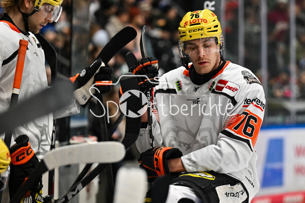 Augsburger Panther - Löwen Frankfurt | AUGSBURG, GERMANY - 16. JANUARY: im Bild Daniel WIRT (Löwen Frankfurt 76) mit hängendem Kopf auf der Bank während dem Match zwischen den Augsburger Panthern und den Löwen Frankfurt am 40. Spieltag der penny DEL im Curt Frenzel Stadion
