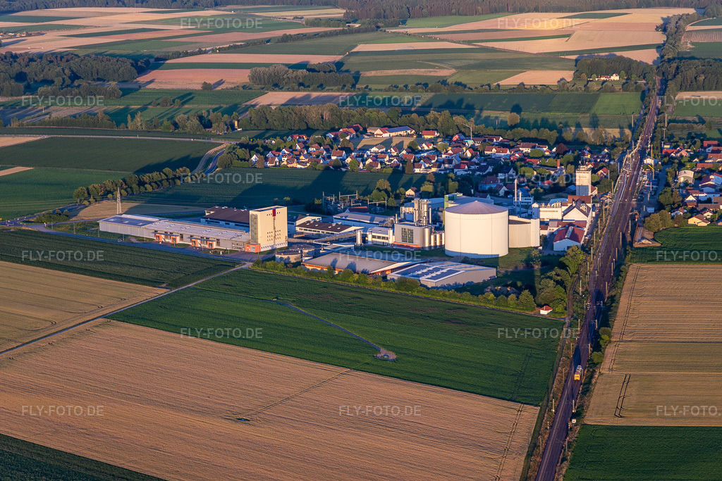 Luftbild: Gewerbegebiet Südstärke in Sünching im Bundesland Bayern in Deutschland. – Foto: IMG_133327.jpg vom 03.07.2022 durch Werner Riehm/FLY-FOTO.de – Auflösung des Originals: 5472 x 3648 px – SÜDSTÄRKE GMBH