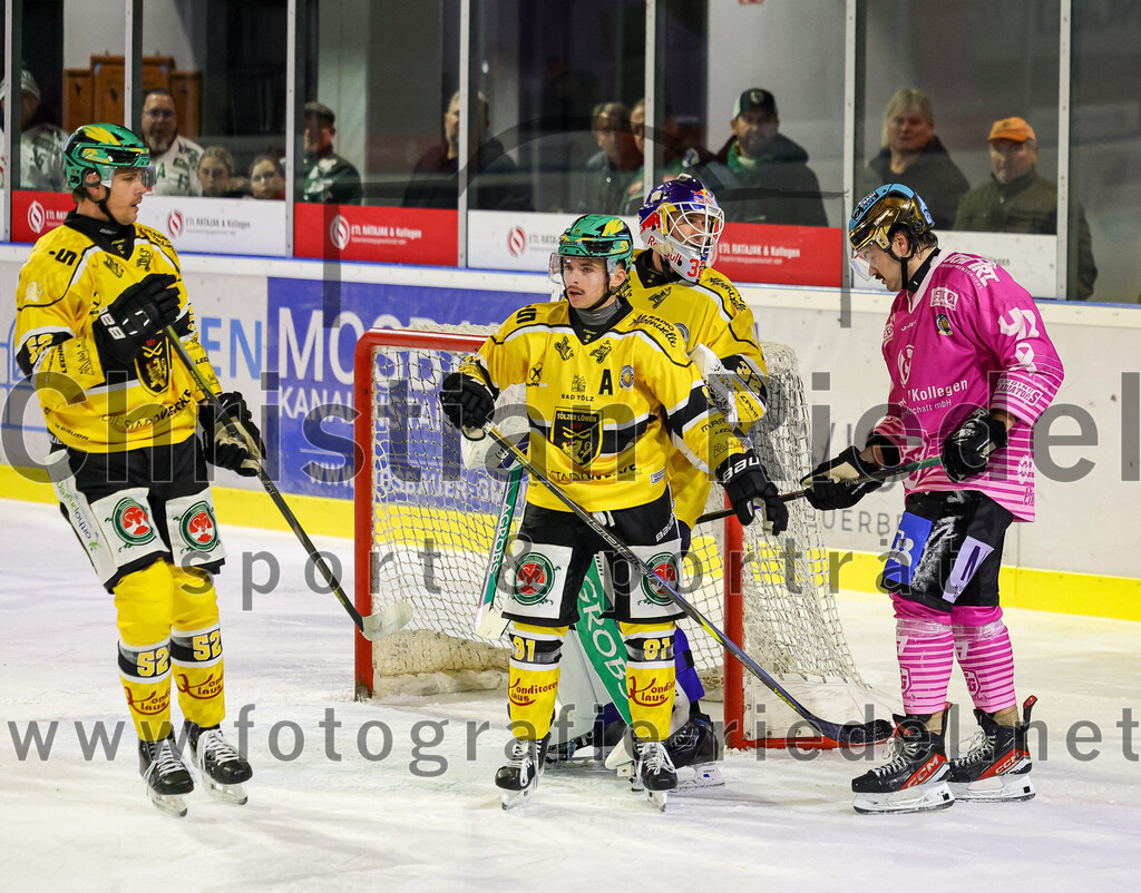 2025-10-28_114_TSV_Erding_gegen_Toelzer_Loewen | Erding, Deutschland, 28.10.2025:Eishockey, Oberliga Süd 2025 / 2026, 13. Spieltag, TSV Erding gegen Tölzer Löwen, Endergebnis: 2:5Dennis Dietmann (Tölzer Löwen, #52), Alex Groß-Rubatscher (Tölzer Löwen, #91), Torwart Matthias Bittner (Tölzer Löwen, #32), Marco Pfleger (Erding Gladiators, #47)Foto: Christian Riedel / fotografie-riedel.net