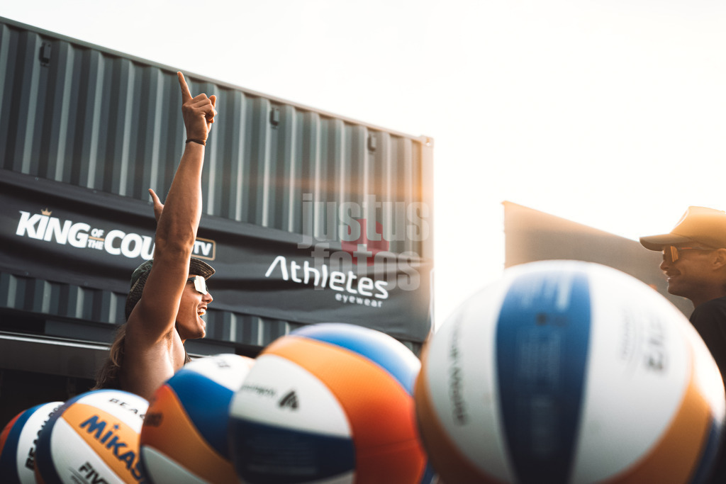 Beachvolleyball | Männer | Queen and King of the Court | Hamburg | 31.05.2024 | Hagen Smith (USA) läuft in die Arena ein