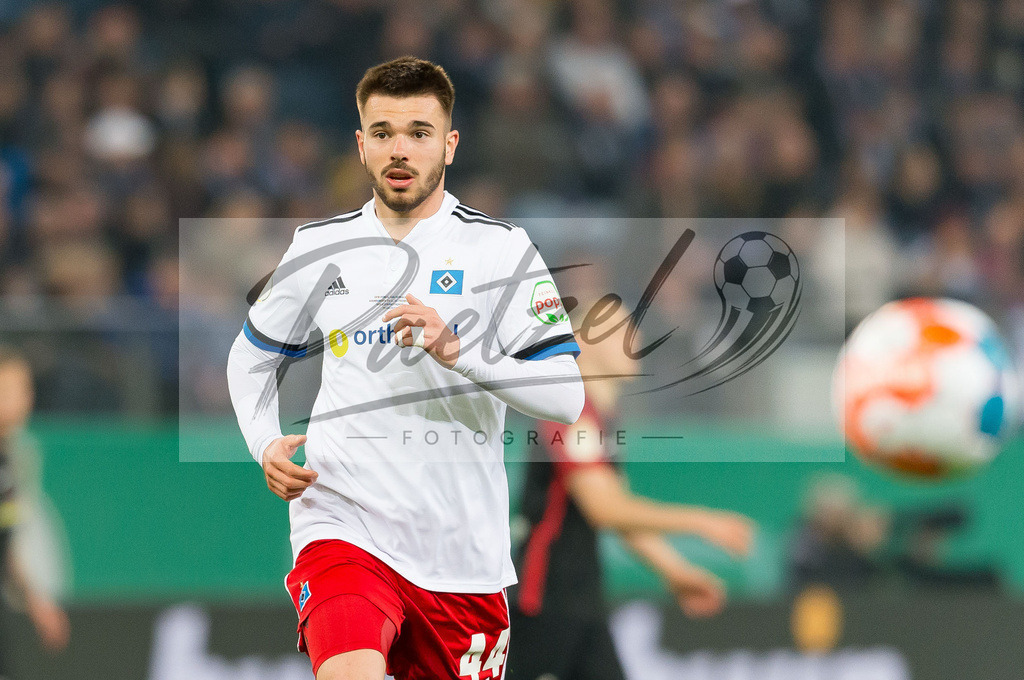 HSVSCF20220419_381 | Fussball, Herren: Mario Vuskovic (Hamburger SV) schaut beim DFB-Pokal-Halbfinalspiel zwischen Hamburger SV und SC Freiburg im Volksparkstadion am 19.04.2022 in Hamburg, Deutschland.DFB / DFL REGULATIONS PROHIBIT ANY USE OF PHOTOGRAPHS AS IMAGE SEQUENCES AND/OR QUASI-VIDEO. - Realisiert mit Pictrs.com