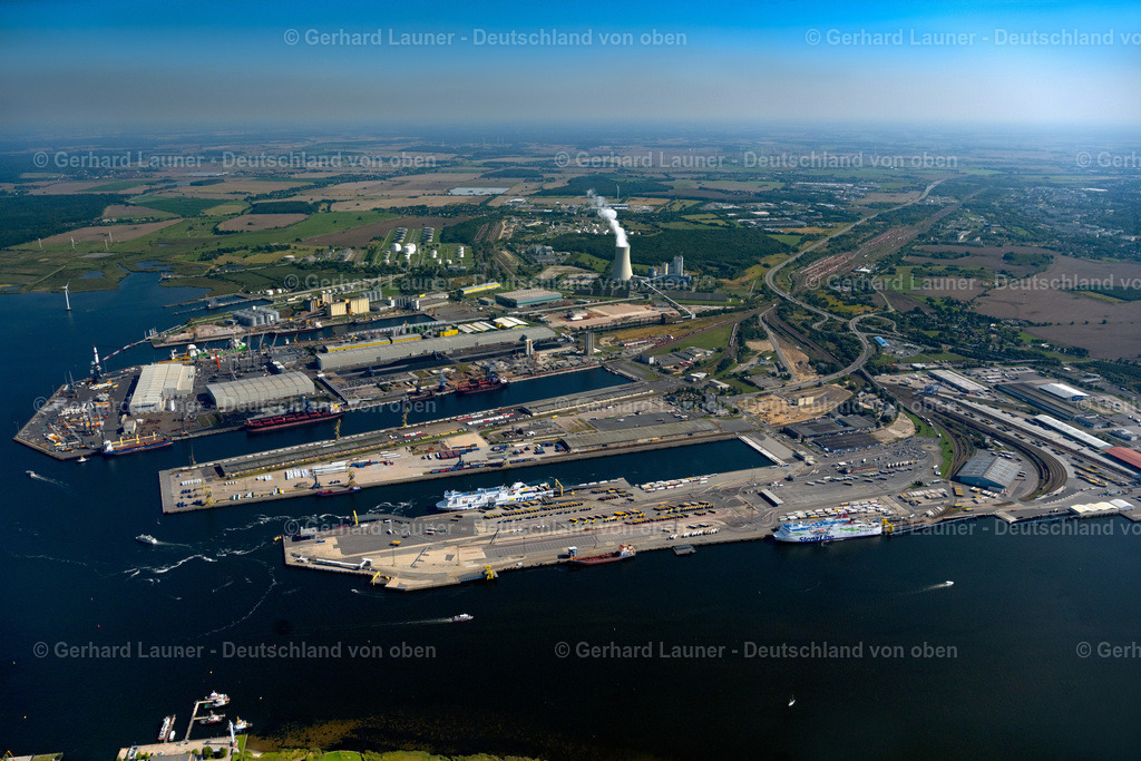 4061915 | ROSTOCK 08.09.2021 Hafenanlagen am Ufer des Hafenbeckens des Seehafen der ROSTOCK PORT GmbH im Ortsteil Peez in Rostock im Bundesland Mecklenburg-Vorpommern, Deutschland. Weiterführende Informationen bei: Euroports Germany GmbH &amp; Co. KG,  Liebherr-International Deutschland GmbH,  ROSTOCK PORT GmbH. // Port facilities on the shores of the harbor of of Seehafen of ROSTOCK PORT GmbH in the district Peez in Rostock in the state Mecklenburg - Western Pomerania, Germany. Further information at: Euroports Germany GmbH &amp; Co. KG,  Liebherr-International Deutschland GmbH,  ROSTOCK PORT GmbH. Foto: Gerhard Launer