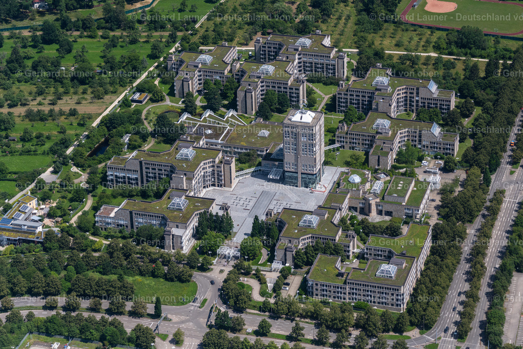 4046670 | STUTTGART 19.07.2021 Büro- und Unternehmensverwaltungs Hochhaus- Gebäude auf dem Firmencampus " STERNHÖHE Möhringen " an der Epplestraße im Ortsteil Sternhäule in Stuttgart im Bundesland Baden-Württemberg, Deutschland. Weiterführende Informationen bei: BM+P Architekten PartGmbB,  Boll und Partner. Beratende Ingenieure VBI Ingenieurgesellschaft mbH & Co. KG,  Guggenberger + Ott Architekten GmbH,  alstria office REIT-AG,  seele holding GmbH. // Office and corporate management high-rise building on the company campus " STERNHOeHE Moehringen " on Epplestrasse in the district Sternhaeule in Stuttgart in the state Baden-Wuerttemberg, Germany. Further information at: BM+P Architekten PartGmbB,  Boll und Partner. Beratende Ingenieure VBI Ingenieurgesellschaft mbH & Co. KG,  Guggenberger + Ott Architekten GmbH,  alstria office REIT-AG,  seele holding GmbH. Foto: Gerhard Launer