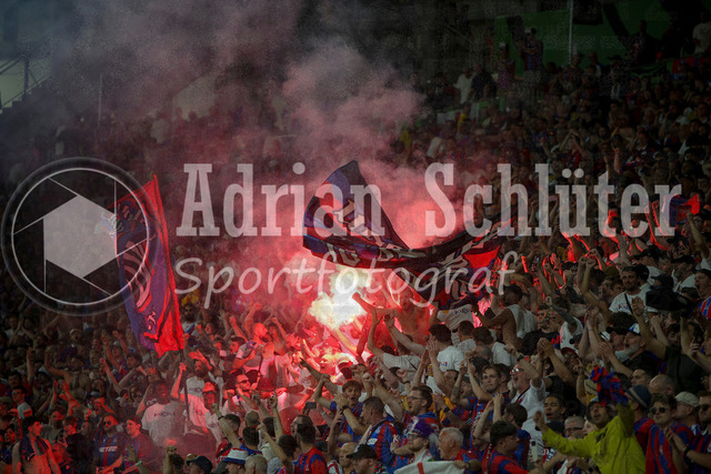 27.05.2026, EUR, Fussball, Herren, Conference League Finale, Saison 2025/2026, Crytsal Palace F.C. - Rayo Vallecano de Madrid | die Fans von Crystal Palace FC zünden Pyrotechnik