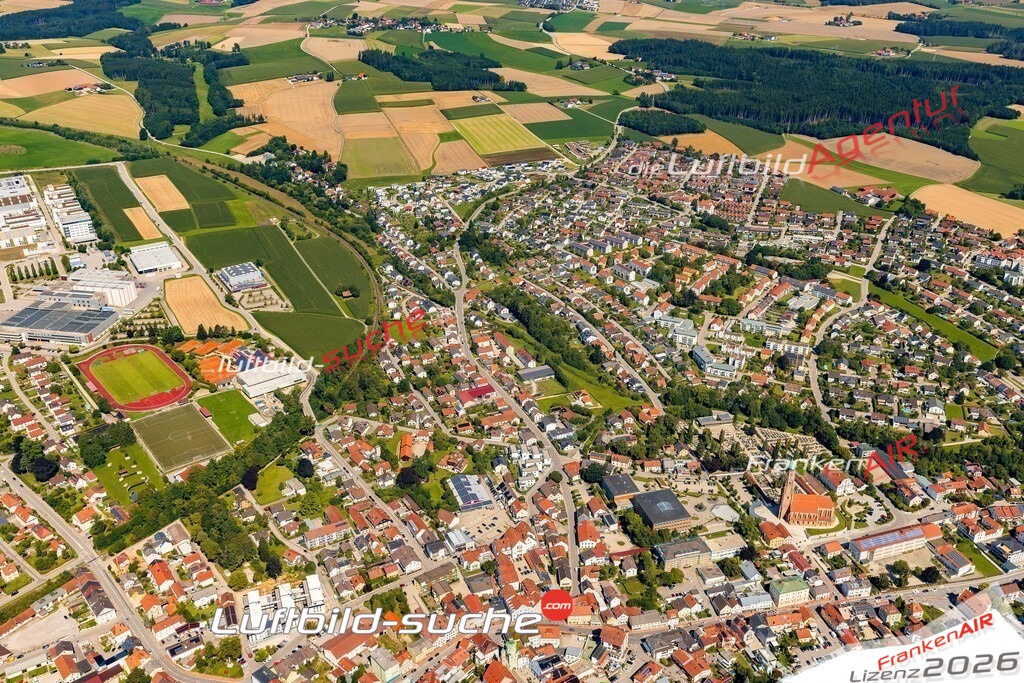 Luftaufnahme der Stadt Vilsbiburg - Die Luftaufnahme wurde 2025 vom UL-Flugzeug heraus erstellt ( keine Drohne ) - Hochauflösende Luftaufnahme - für professionelle Ausdrucke geeignet. Die Geschenkidee !Mit Lizenz und Bildrechte bestellbar
