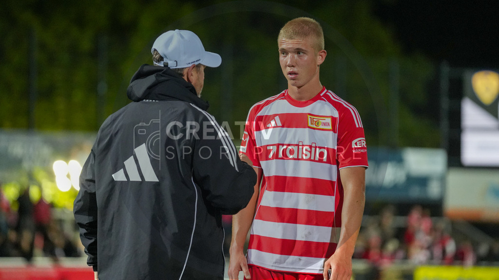 Fußball, Herren, Saison 2025/2026, Testspiel, Freundschaftsspiel, FSV 63 Luckenwalde vs. 1.FC Union Berlin, Mittwoch 08.10.2025, Werner-Seelenbinder-Stadion Luckenwalde, | Fußball, Herren, Saison 2025/2026, Testspiel, Freundschaftsspiel, FSV 63 Luckenwalde vs. 1.FC Union Berlin, Mittwoch 08.10.2025, Werner-Seelenbinder-Stadion Luckenwalde, Im Bild: Steffen Baumgart (l. Trainer Union) und Dmytro Bogdanov (r. Union) - Realisiert mit Pictrs.com