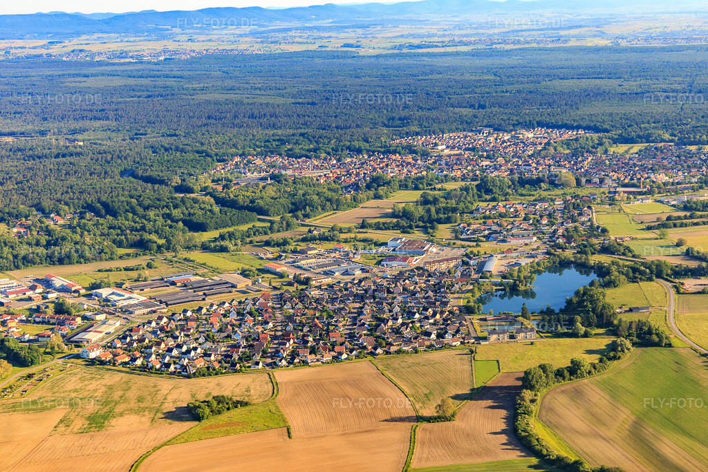 Luftbild: wohnviertel am Ancienne gravière de Soufflenheim aus Osten in Soufflenheim im Bundesland Bas-Rhin in Frankreich. – Foto: IMG_115011.jpg vom 01.06.2019 durch Werner Riehm/FLY-FOTO.de – Auflösung des Originals: 5472 x 3648 px