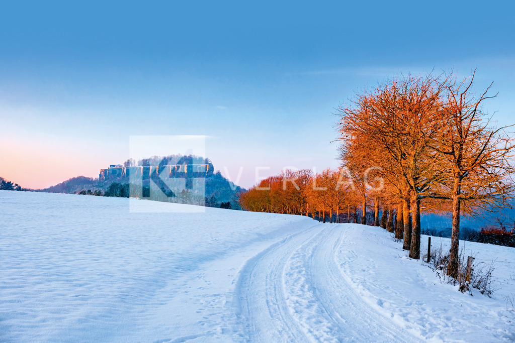 Wandbild-Festung-Koenigstein-Winter-Sonnenuntergang_OCO2550 | Frostiger Blick auf die winterliche Festung Königstein im Sonnenuntergang - Realisiert mit Pictrs.com