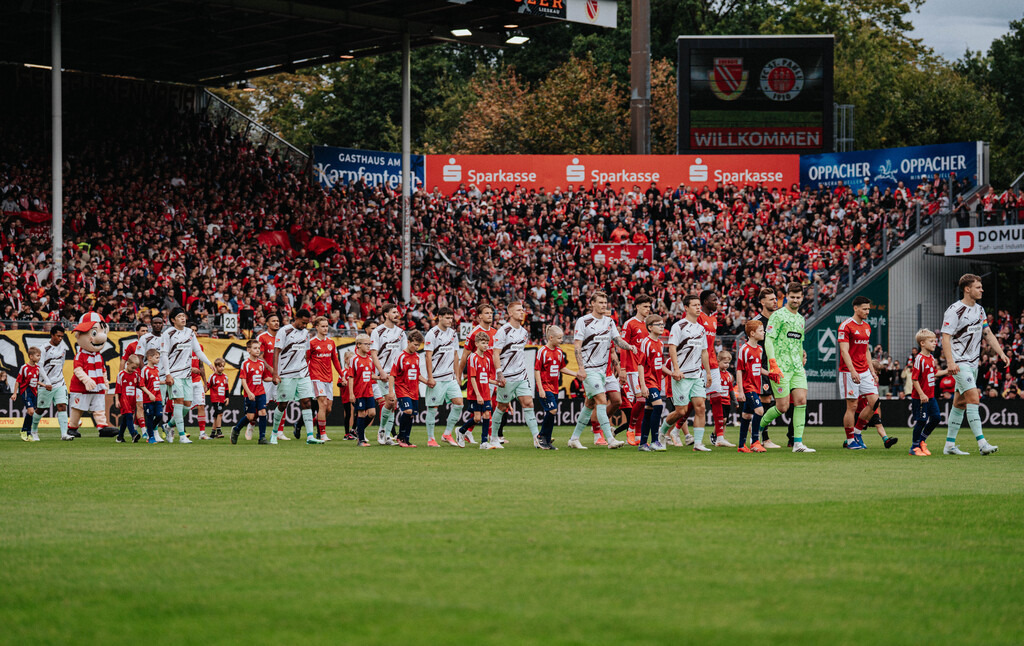 FCSP_YD-03347 | Der offizielle Shop für FC St. Pauli Fotos. Wähle aus Spielszenen & Fanmomenten dein FCSP Wunschformat. Wir liefern Millerntor-Atmosphäre.