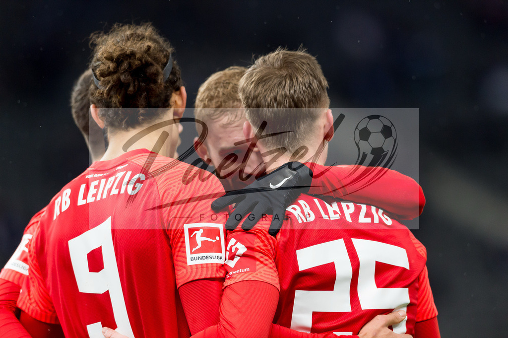 BSCRBL20220220_097 | Fussball, Herren: Yussuf Poulsen (RB Leipzig) Torjubel, jubelt mit seiner Mannschaft nach dem Treffer zum 1:6 bei dem Spiel der 1. Bundesliga zwischen Hertha BSC und RB Leipzig im Olypiastadion am 20.02.2022 in Berlin, Deutschland.DFB / DFL REGULATIONS PROHIBIT ANY USE OF PHOTOGRAPHS AS IMAGE SEQUENCES AND/OR QUASI-VIDEO. - Realisiert mit Pictrs.com