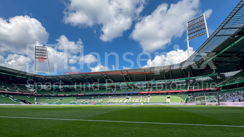 Fussball, Bundesliga, SV Werder Bremen - Bayer 04 Leverkusen | Das leere Weserstadion vor dem Bundesligaspiel zwischen dem SV Werder Bremen und Bayer 04 Leverkusen, Weser-Stadion, Stadion, Spielstätte, Symbolfoto, Symbolbild Fussball, Fußball, Symbol, Bundesliga, Flutlichtmasten, Tribünen, Zuschauerränge, leere Plätze, Sitzeplätze, Stehplätze, DIE DFL-RICHTLINIEN UNTERSAGEN JEGLICHE NUTZUNG VON FOTOS ALS SEQUENZBILDER UND/ODER VIDEOÄHNLICHE FOTOSTRECKEN. DFL REGULATIONS PROHIBIT ANY USE OF PHOTOGRAPHS AS IMAGE SEQUENCES AND/OR QUASI-VIDEO.