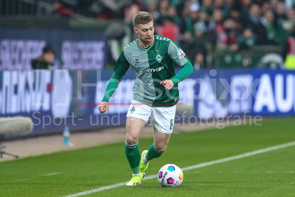 Fussball, Bundesliga, SV Werder Bremen - Borussia Dortmund | v.li.: Mitchell Weiser (SV Werder Bremen, 8) am Ball, Freisteller, Einzelbild, Ganzkörper, Aktion, Action, Spielszene, DIE DFL-RICHTLINIEN UNTERSAGEN JEGLICHE NUTZUNG VON FOTOS ALS SEQUENZBILDER UND/ODER VIDEOÄHNLICHE FOTOSTRECKEN. DFL REGULATIONS PROHIBIT ANY USE OF PHOTOGRAPHS AS IMAGE SEQUENCES AND/OR QUASI-VIDEO.